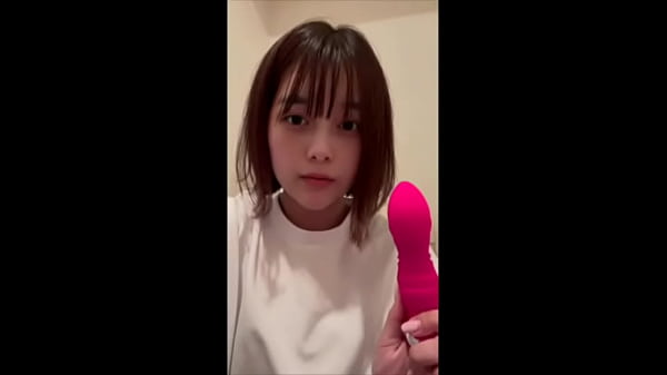 ぴっちぴちの黒スキニー履いたままおもちゃを使ってト レでオナニーしてたら濡れ過ぎちゃいました