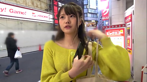 今回は池袋で出会った、b型のさやかさんとデート撮影しちゃいます目当てのお店へ向かっている途中だと言っていましたが、気づけば正反対へ歩いていたようです。いきなり驚きの方向音痴を見せつけてきました！！手 thumbnail