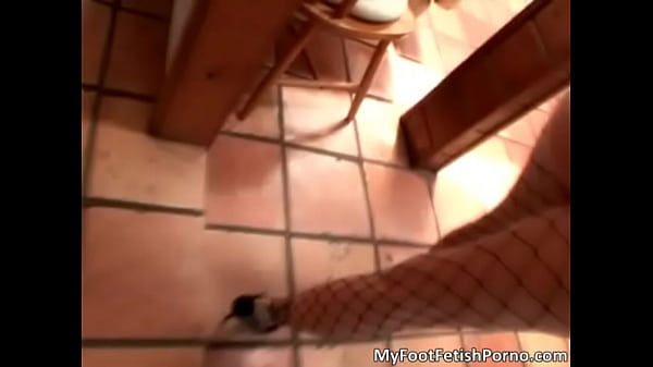 Attractive_blonde babe in sexy black