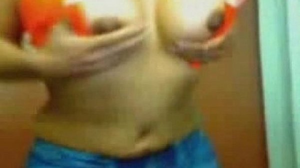 Brunette Puts on a Webcam Show 