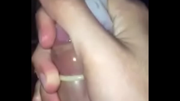 Uno chico cums en condom