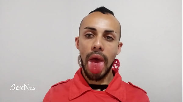 chico fresa esta_comiendo_un dulce