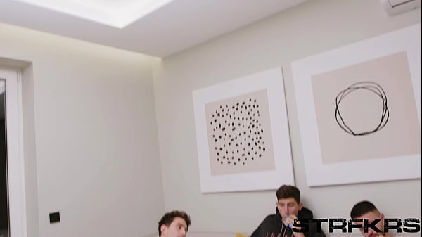 Nonton Ebony Cock Addict Zaawaadi Begs To Get Fucked Raw By 3 Hung Hunks! thumbnail