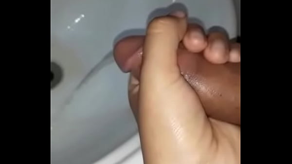 Play MP4 - Lo masturbo hasta hacerlo orinar part 2