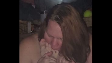 Ela faz goela profunda no pé e chupa os dedos