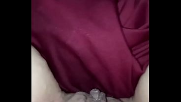 Si riscalda la fica col phon,tutta pisciata! 