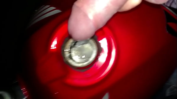 Play MP4 - Enchendo o tanque de porra na moto