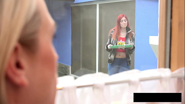 Nonton Pissy Pizza Time With Kattie Gold, Vinna Reed By Vipissy thumbnail