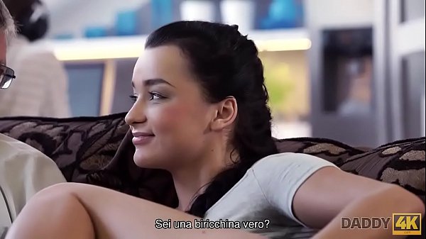 Daddy4k guy est&aacute; ocupado con las computadoras &iquest;por qu&eacute; gf se folla a su pap&aacute;