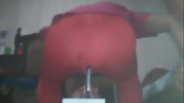 Sumiso se sienta sobre un dildo anal a trav&eacute_s de calza rosa y tanga (anal through clothes)