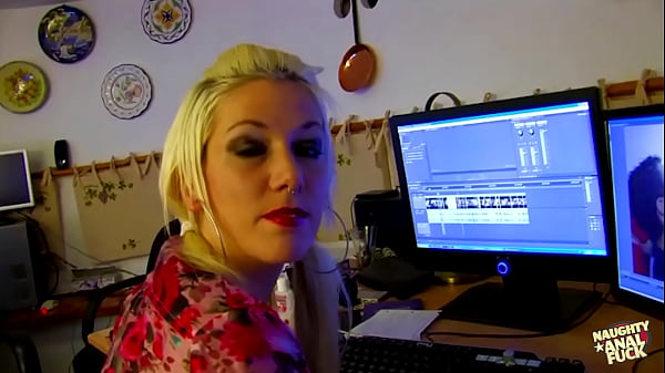 Nonton A Fair-haired Attractive Woman Nostalgically Recalls And Recollects All The Instances When She Engaged In Anal Intercourse While Being In Outdoor Settings thumbnail