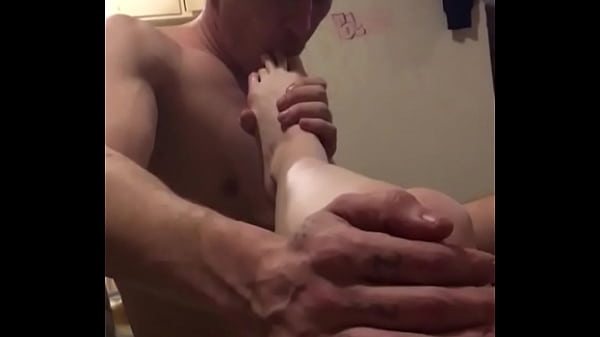 Play MP4 - Sucking her toes