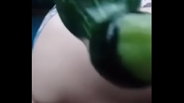 Play MP4 - Madura se masturba rico el ano con un pepino