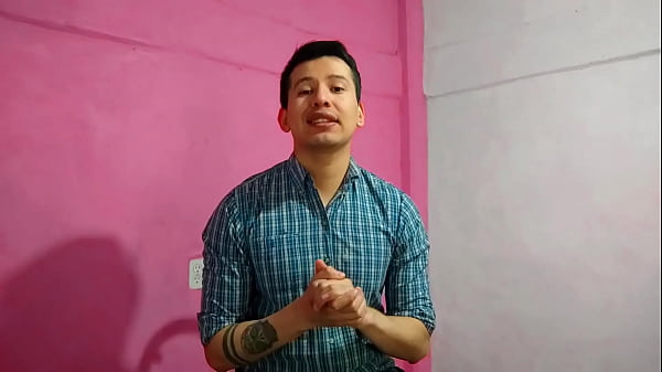 Barbero se come la verga dotada del jovencito que va por un corte de cabello 