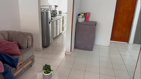 Mi peque&ntilde;ita hermanastra llega tarde de una fiesta y yo me la cojo duro a cambio de guardar el secreto 