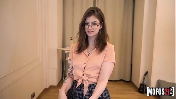 Je jouis sur les lunettes de ma demi-soeur russe - MOFOS21 