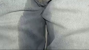 Me orino en los pantalones con mis pa&ntilde;ales de tela y de paso tre deliciosos orgasmos 