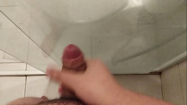 Novinho esporrando no banho 