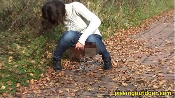 Play MP4 - Autumn pissing
