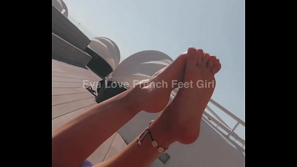 Suite au teaser voici la vid&eacute;o enti&egrave;re je joue avec mes magnifiques pieds 