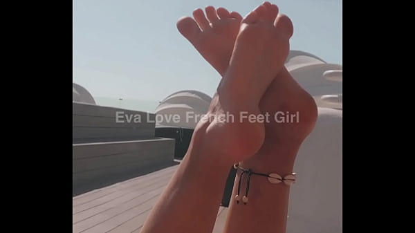 Suite_au teaser voici_la vidéo entière Je joue avec_mes magnifiques_pieds