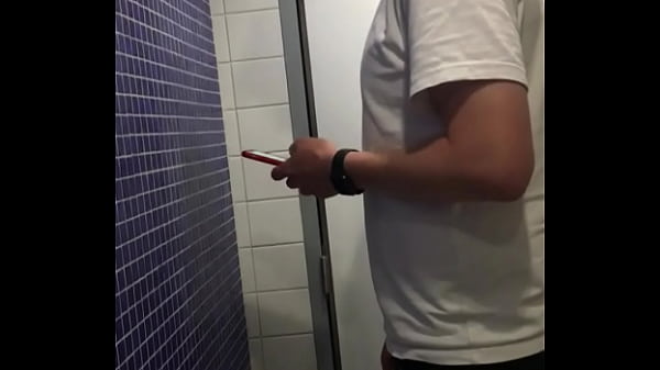 Play MP4 - Spycam guy at urinals