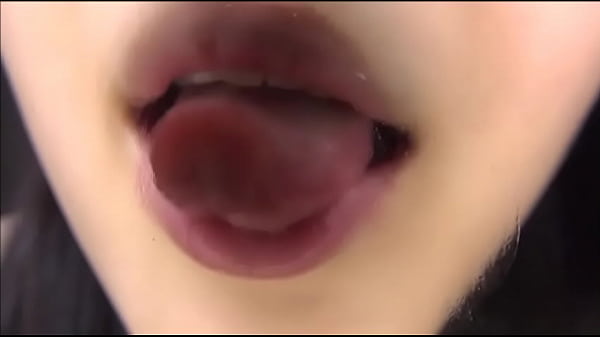 挑発しまくる卑猥なエロ舌！