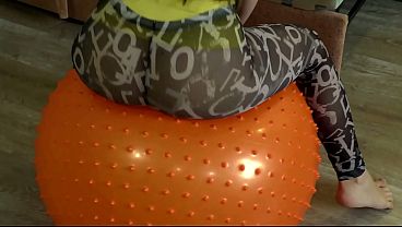 Nonton A Beautiful Woman In Thin Leggings Is Pulled Over A Dick, Her Leggings Are Torn And She Ends Up With A Big Dick On Her Ass! thumbnail