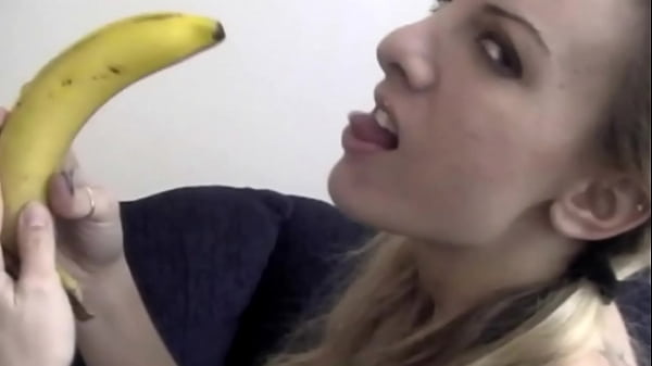 Play MP4 - Banana blowjob