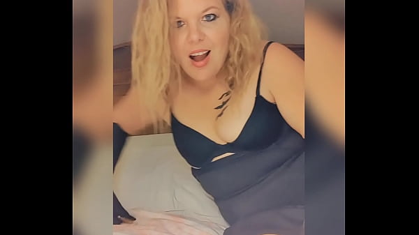 Play MP4 - Findom smoking fetish with a vape