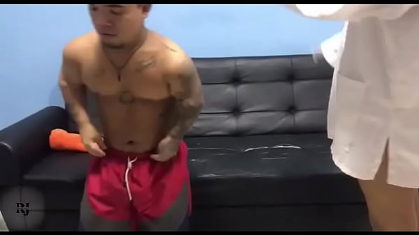 Play MP4 - masajista se excita al ver la verga grande de el enano