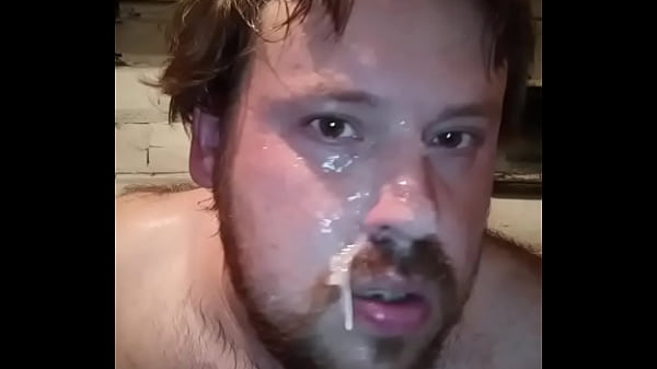 гей мастурбирует свой большой член, кончает, а затем пробует свою свежую сперму на вкус и обливает всё лицо кончей! thumbnail