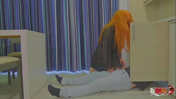 Play MP4 - A plumber gets paid by horny MILF