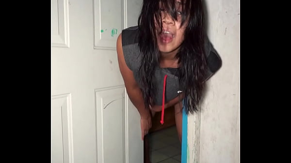 Play MP4 - Ella se quedo atorada en la puerta y yo aproveche para penetrarla y hacerla gemir&period;