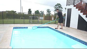 Nonton Hermosa Chica Venezolana Es Follada Por El Limpiador De Albercas thumbnail