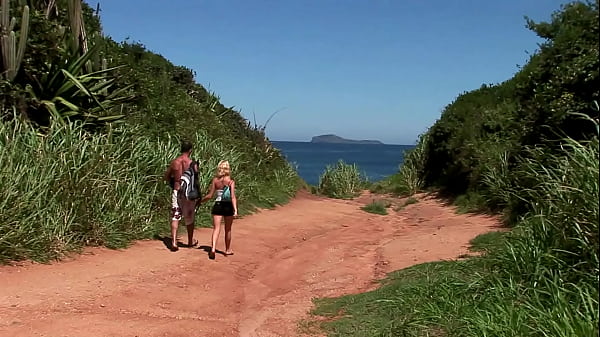 Nonton Chloe Delaure Loves Getting Dp'd On The Ocean Rocks thumbnail