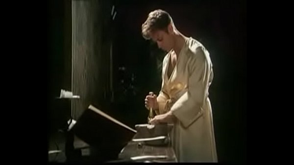 Play MP4 - Whats the name of the blonde at 118