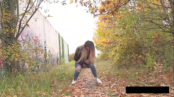 Venturous vanessa piss in public