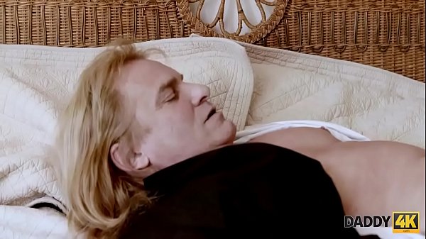 DADDY4K. Mlle trompe son_marié avec le_vieil homme le jour du mariage