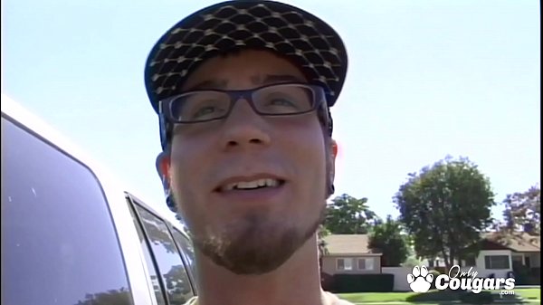 Play MP4 - Cougar Kira Silver Gives Up The Pussy To A Lucky Young Man