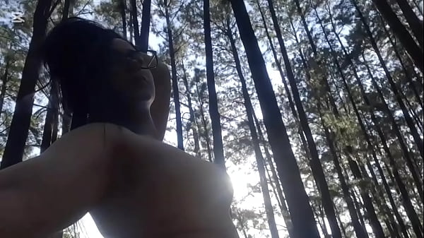 Acompa&ntilde;o a la puta tierna de mi hermanastra al bosque y ella se masturba 