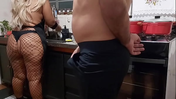 Play MP4 - Minha madrasta me chamou pra ajudar ela na cozinha pois seu marido saiu o dia todo