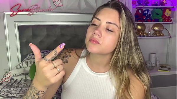 Cachonda Rubia Puta Le Encanta Masturbarse Y Urgarse La Nariz Con Todos Sus Dedos thumbnail