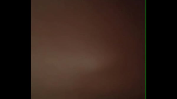 Se hace la mimida pero coopera para que le saque la tanga