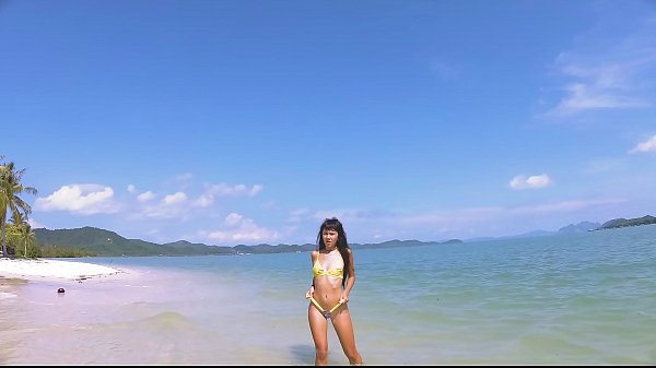 Play MP4 - Micro bikini tease by sexy teen who walks on a beach