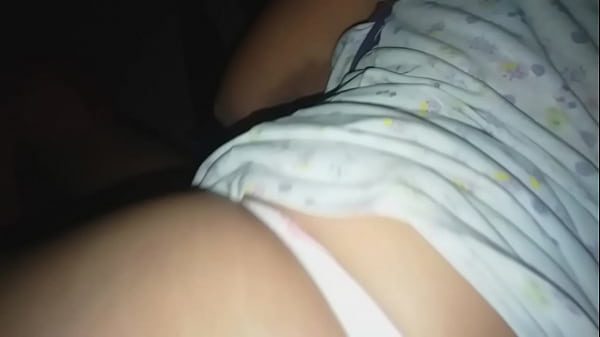 Me meto de noche en la casa de mi vecina y lleno de leche ese co&ntilde;o apretado y se deja grabar