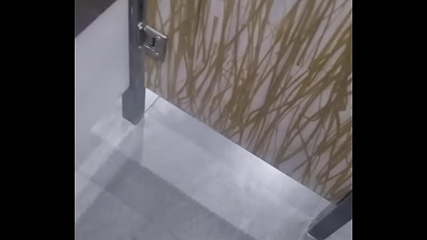 Espiando en el ba&ntilde_o