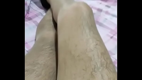 Preciosa travesti desnuda, en pantimedias y zapatillas 