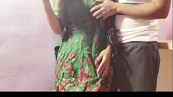 Play MP4 - अकेली लड़की अपने यार के साथ मस्ती करते हुए पकड़ी गहीं