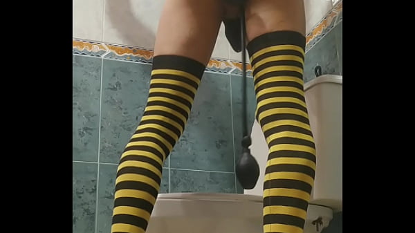 Play MP4 - Black tail in the bathroom